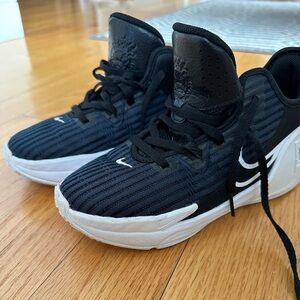 Size 3y LeBron Witness 6 Kids Basketball sneakers